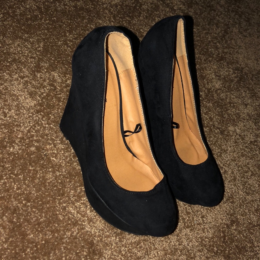 Black wedges